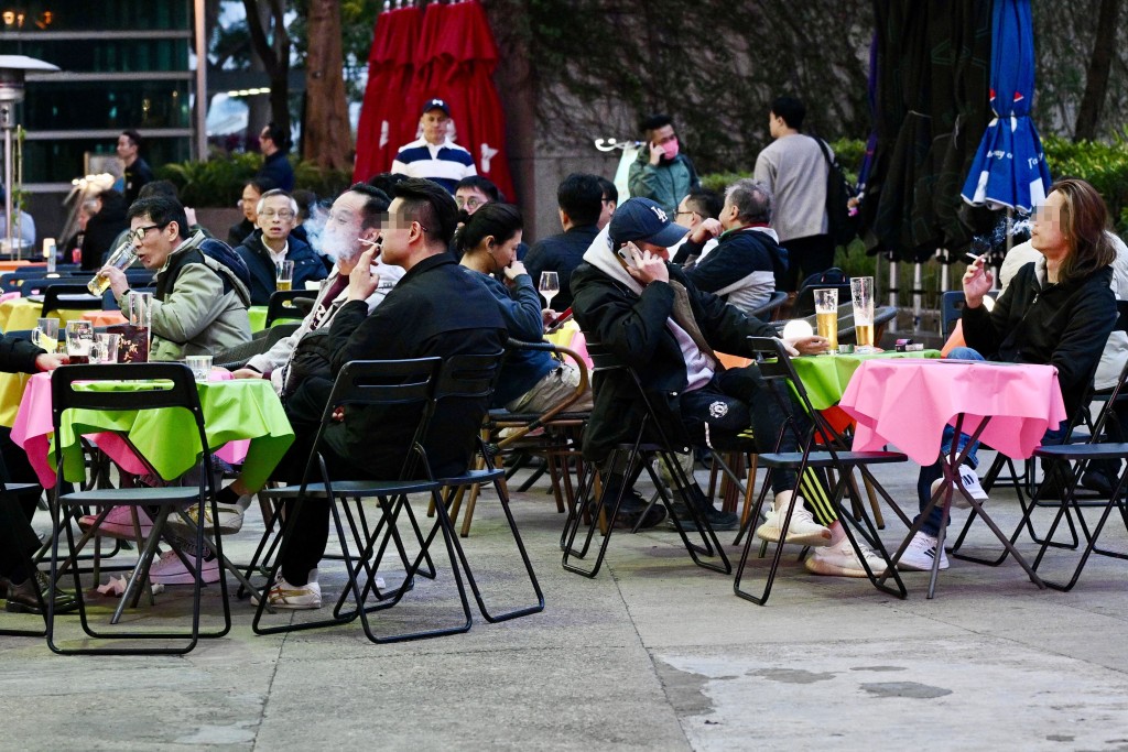 有煙民認為「控煙搞到香港無晒繽紛」。資料圖片 有煙民認為「控煙搞到香港無晒繽紛」。資料圖片