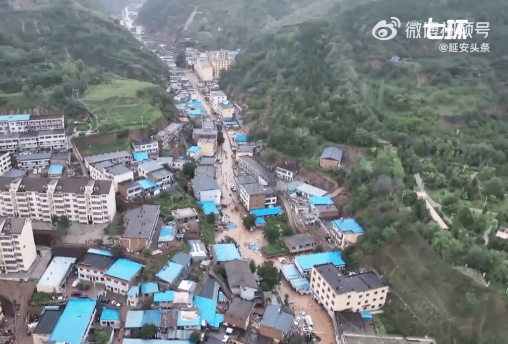 陕西暴雨引发洪水，道路出现严重水浸。