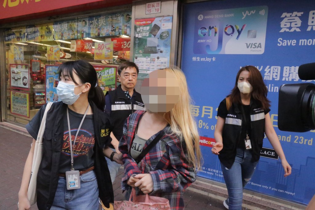 一名19岁金发女店员被捕。