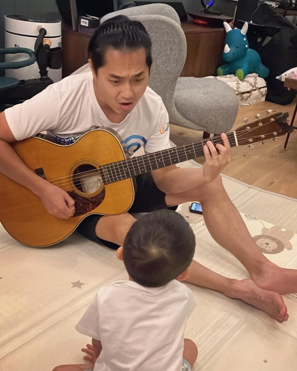 何雁詩及鄭俊弘更會在家中開迷你音樂會，每當聽到歌聲和結他聲時，兒子表現出驚人的興趣和專注力。