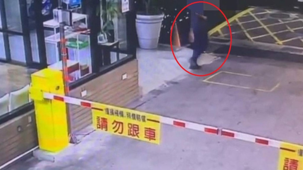 簡男打死5歲兒子後,惹無其事離開住所遊車河。中時