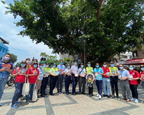 警方分別在長洲、南丫島及坪洲派發道路安全宣傳單張。警方提供