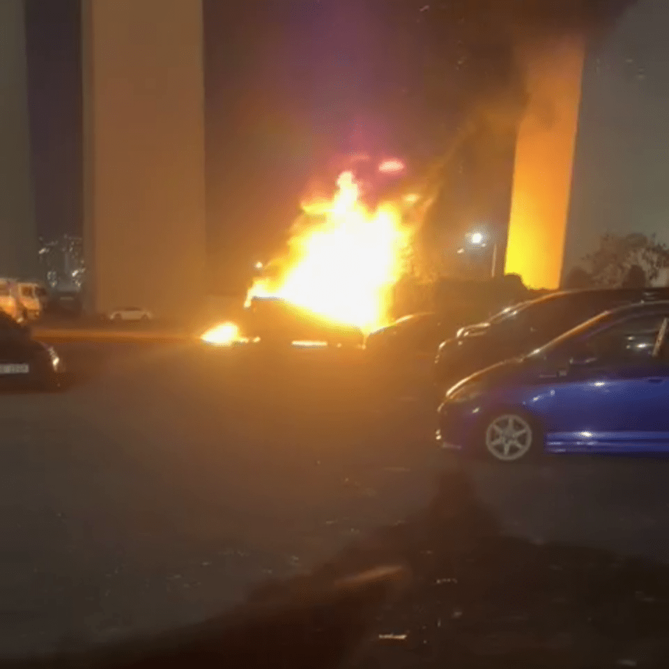 起火期間火光熊熊濃煙衝天。