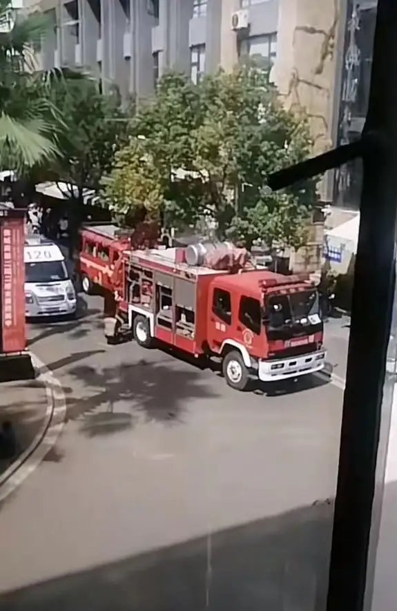 当局派出多辆消防车到场救援。