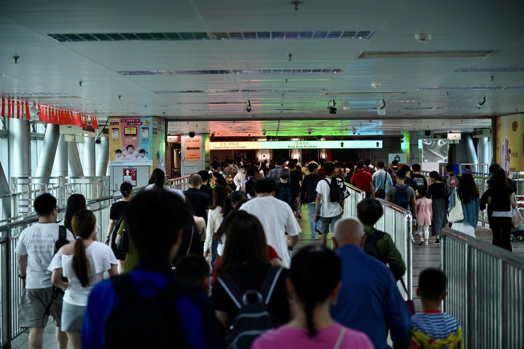 羅湖口岸不少旅客前往香港。