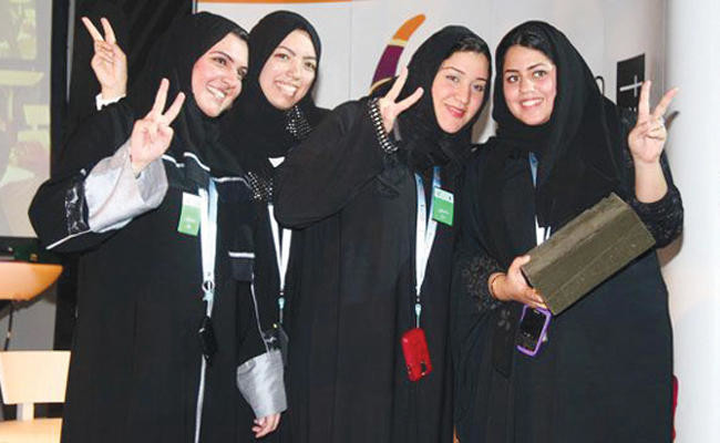 穆斯林女性外出時經常穿著剪裁寬鬆、從頭蓋到腳的傳統長罩袍。網上圖片