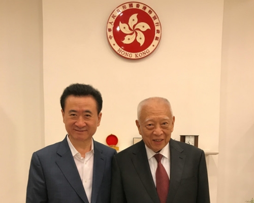 萬達集團發放王健林與前行政長官董建華的合照。