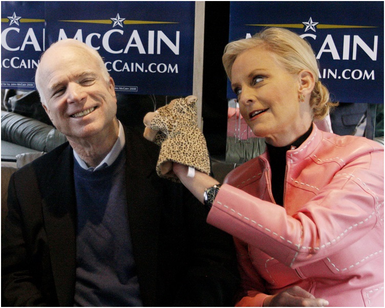 麥凱恩生前與現任妻子。 AP  