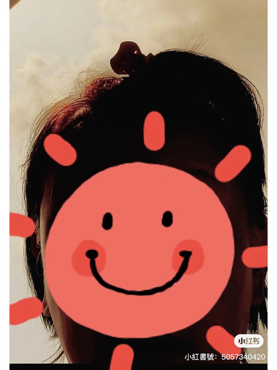 曾华倩又于Selfie加上巨型Emoji。