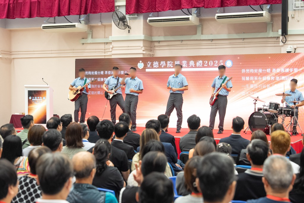 在囚人士組成的樂隊在典禮上演奏樂曲。