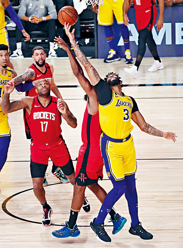 ■一眉（右）顶替麦基任中锋，成功提升速度抗衡火箭的小球战术。