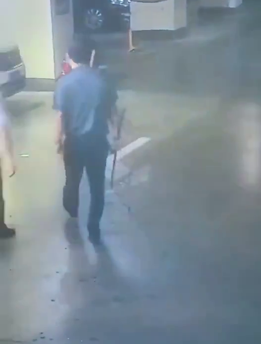 该公职人员被拍到拿铁撬到停车场。