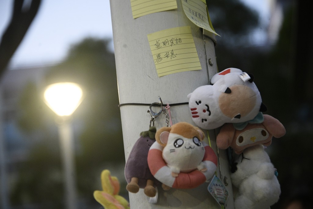 數百名市民今日到場獻花悼念死難者。