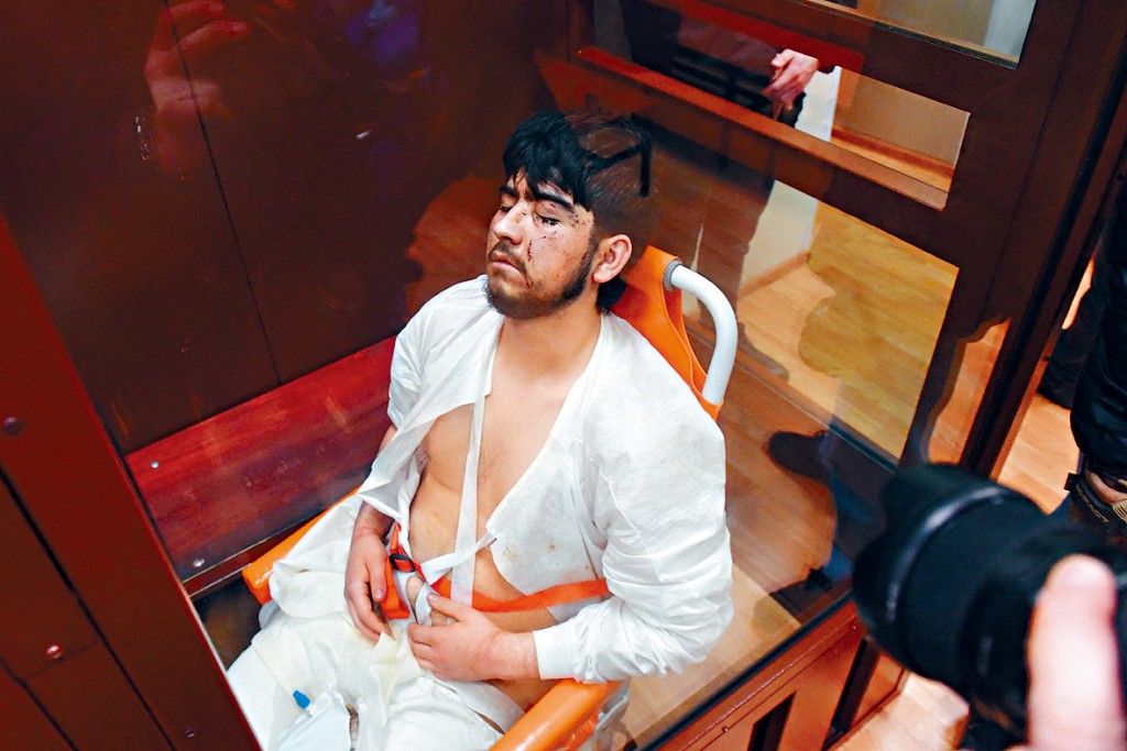疑犯法伊佐夫坐轮椅出庭。