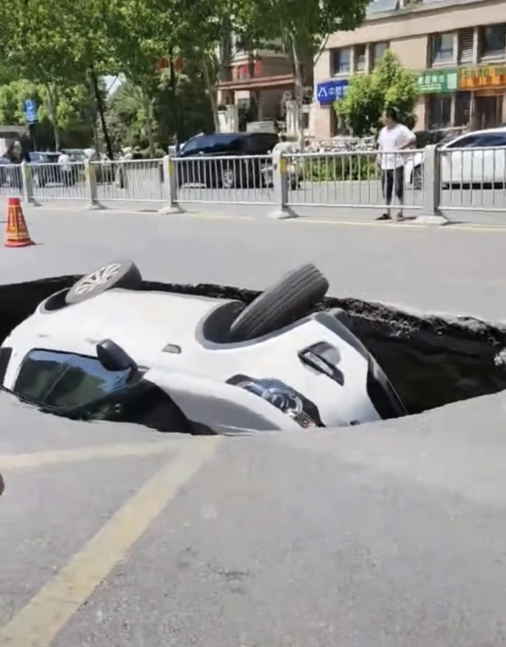 合肥道路突塌陷吞沒越野車。抖音@梁明 合肥道路突塌陷吞沒越野車。抖音@梁明