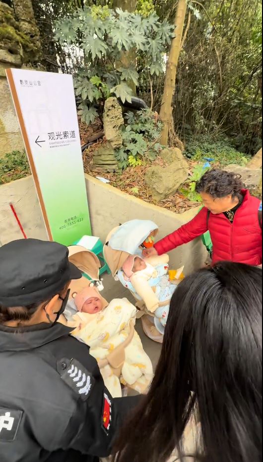 貴陽有外國夫婦為了觀光強將雙胞胎寄存給保安。抖音