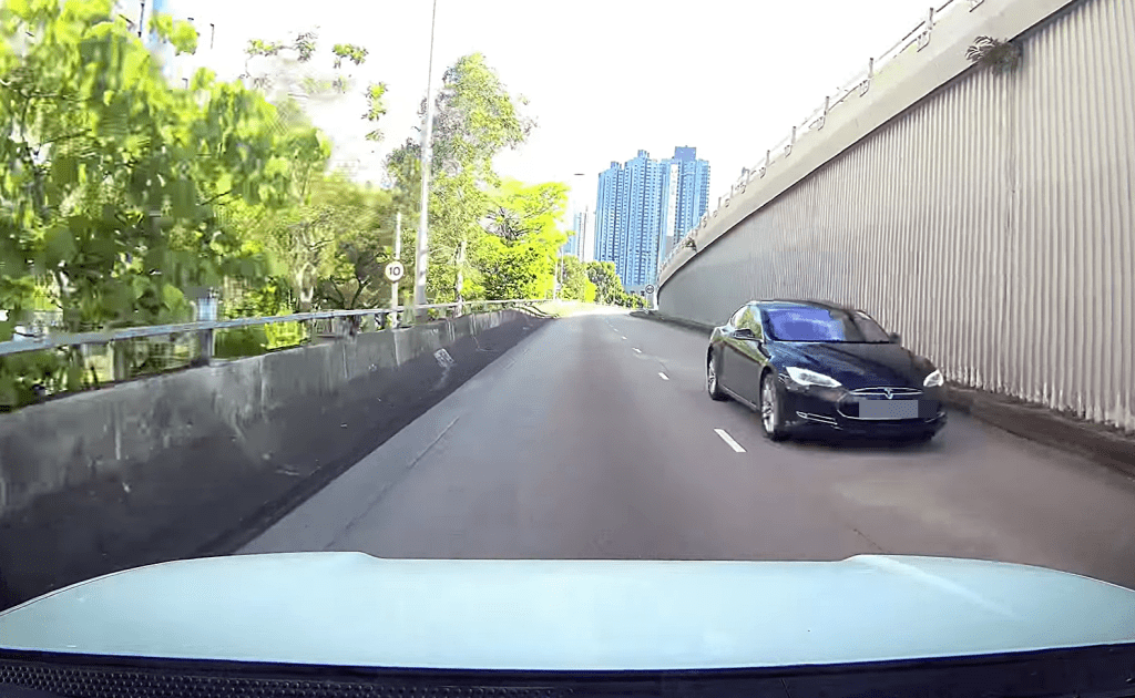 Tesla电动车逆驾驶至。fb：车cam L（香港群组）