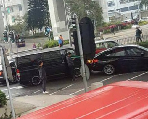 客貨車與私家車相撞。突發事故報料區圖片