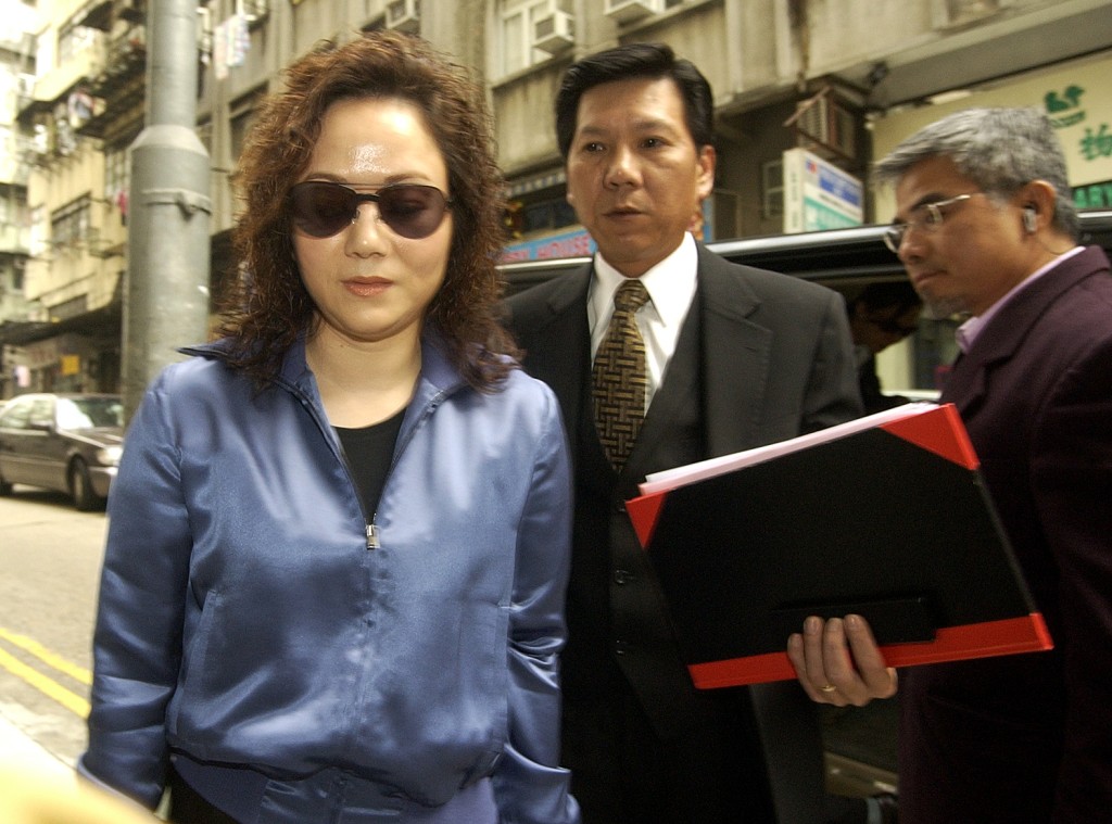 毛玉萍曾因串谋造市及妨碍司法公正等3项罪名，在2006年被判囚3年半，后来上诉获撤销造市罪，惟刑期不变。