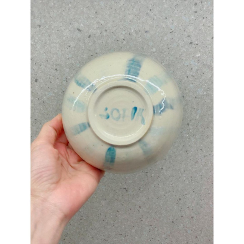 Sofia亲手填色的陶瓷碗。