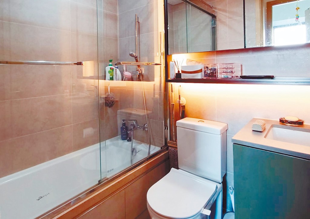 浴室设置浴缸，让住客可浸浴放松。