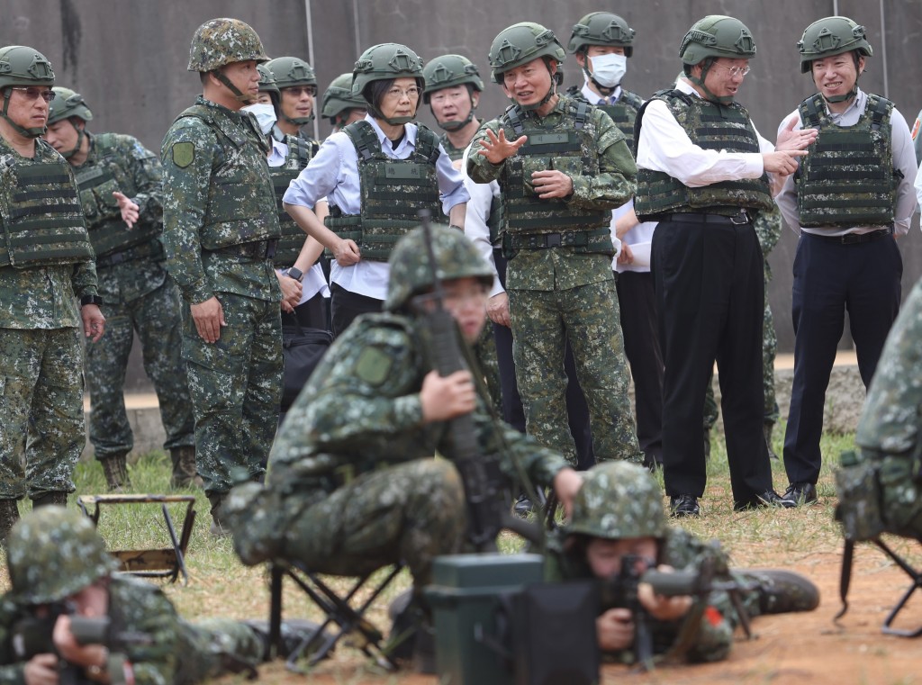 蔡英文察看自批徽召后备女兵训练情况。中央社