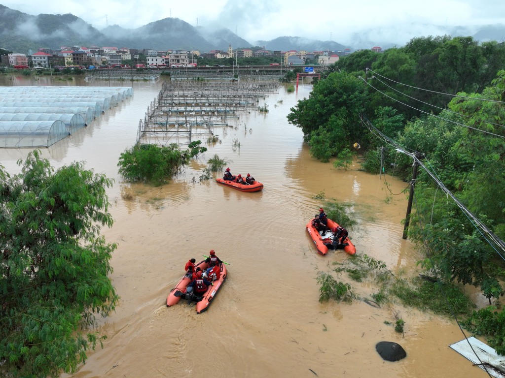 福建莆田連日暴雨致堤壩現缺口，逾百房屋倒塌，亦有人失聯。新華社