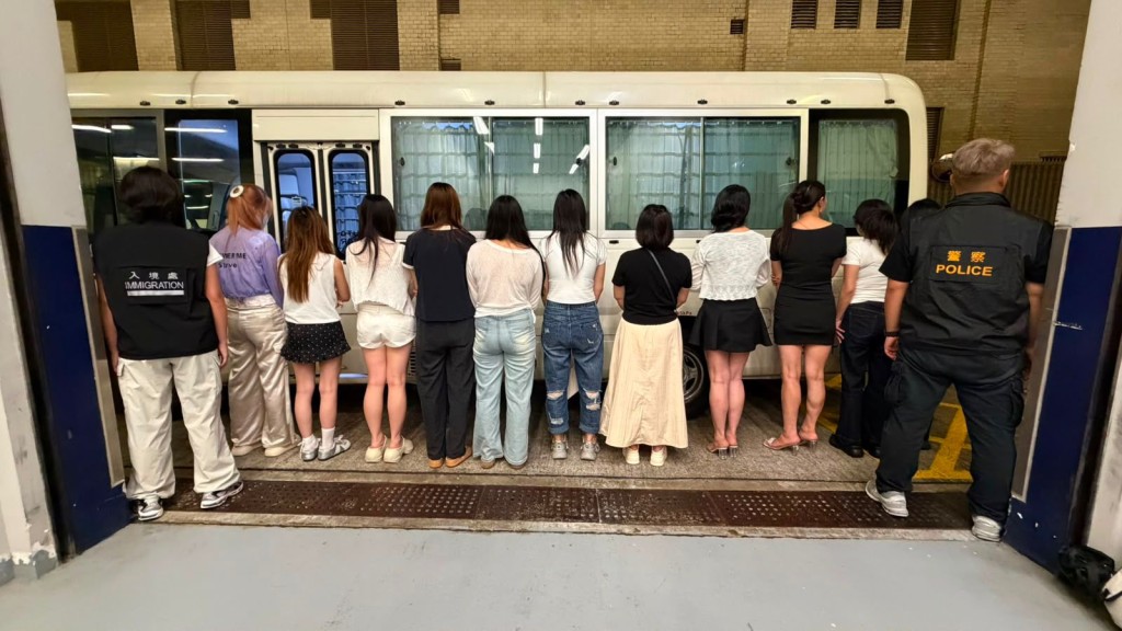 警聯同入境處打擊黑工及掃黃 拘捕30人 年齡18至57歲。警方提供