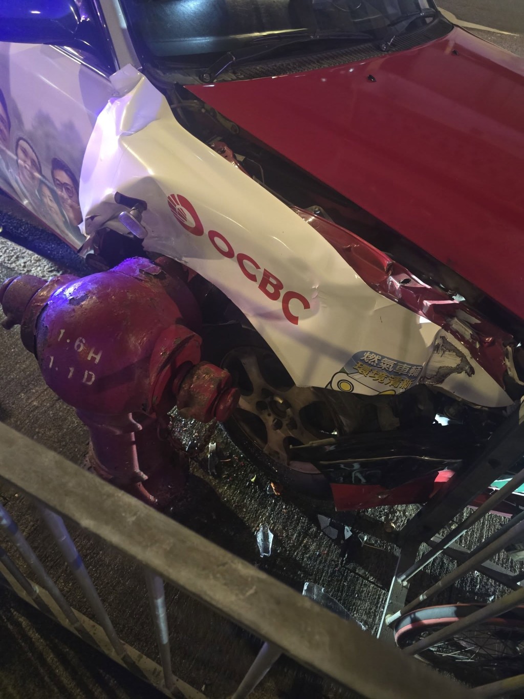 的士車頭嚴重損毀,泵把鬆脫。fb「黃大仙區友」圖片 的士車頭嚴重損毀,泵把鬆脫。fb「黃大仙區友」圖片