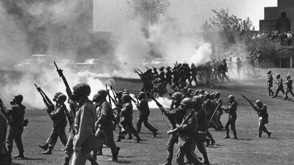 1970年國民警衛隊鎮壓肯特州立大學的反越戰示威。 美聯社