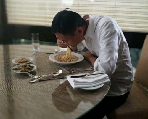 馬雲吃鹹菜大蒜配即食麵的照片吸引500萬網民觀看。網圖