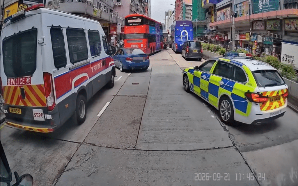一輛寶馬私家車在長沙灣道切線,企圖逃避警車追捕。Facebook 車cam L(香港群組)影片截圖 一輛寶馬私家車在長沙灣道切線,企圖逃避警車追捕。Facebook 車cam L(香港群組)影片截圖