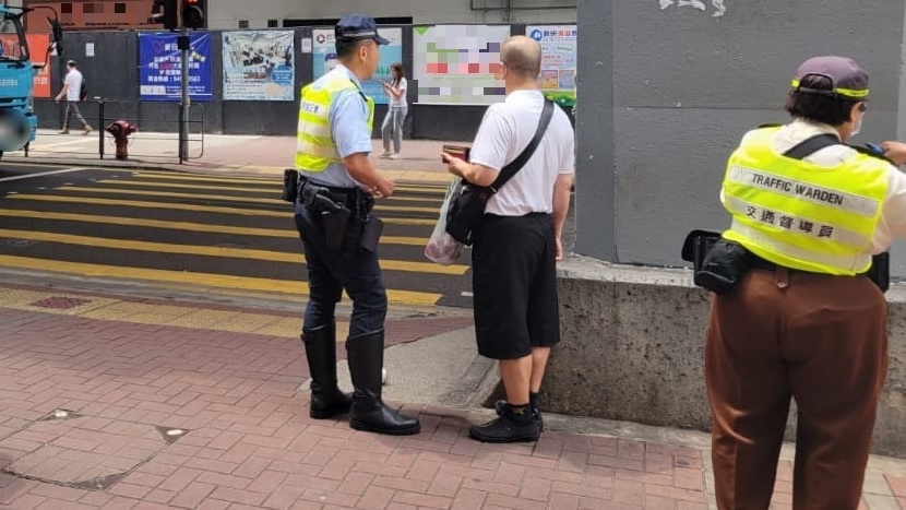 警方檢控行人不遵照交通燈號橫過馬路。