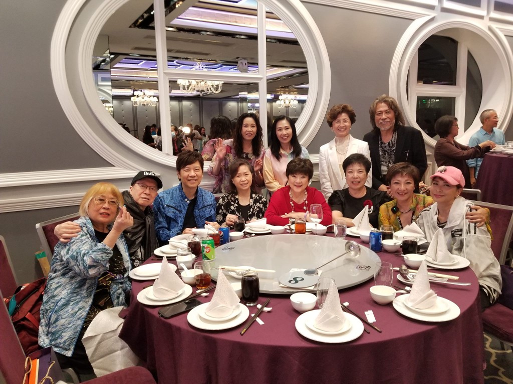 （后左起）吴江伦与吴香伦日前现身《2023 EYT好友会联欢晚会》。