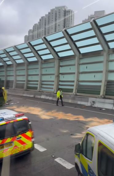 警員接報到場。fb 車cam L（香港群組）  