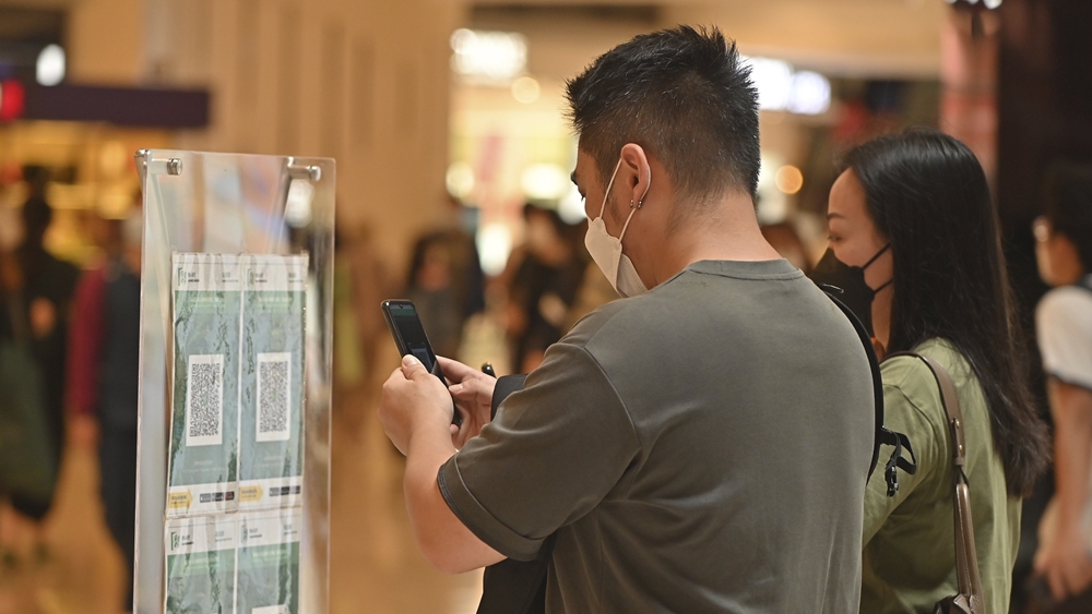 記者走訪各區商場和超市視察，發現市民掃描安心出行二維碼的比率甚低。
