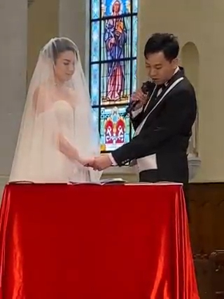 邝美璇与丈夫宣读誓词。