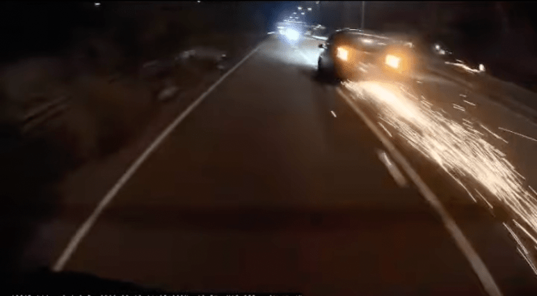另一段「後cam」片段則更加駭人。該私家車掠過片主後繼續高速逆行，車尾拖出一條長長的火花帶，在漆黑的公路上顯得格外刺眼。