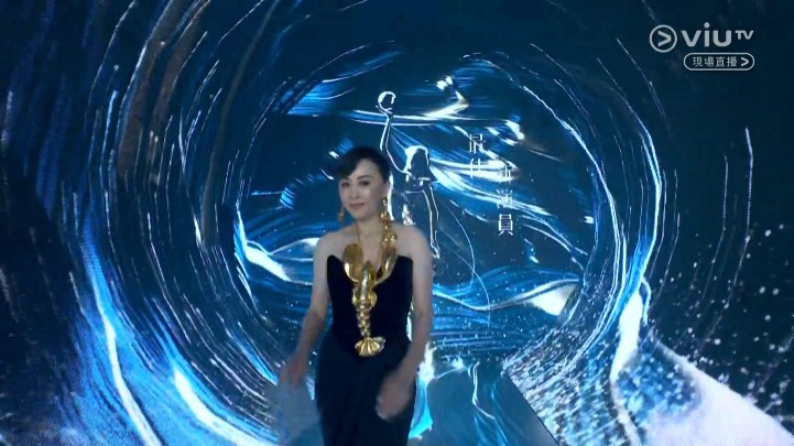 刘嘉玲是首位出场的颁奖嘉宾。