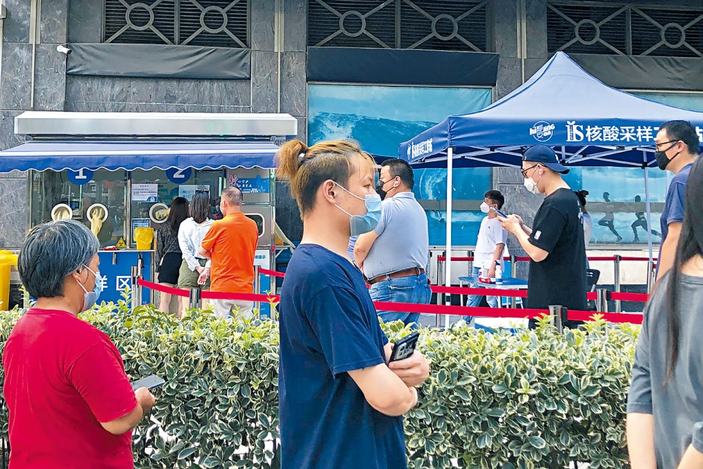 上海疫情升溫,民眾排隊進行核酸檢測。