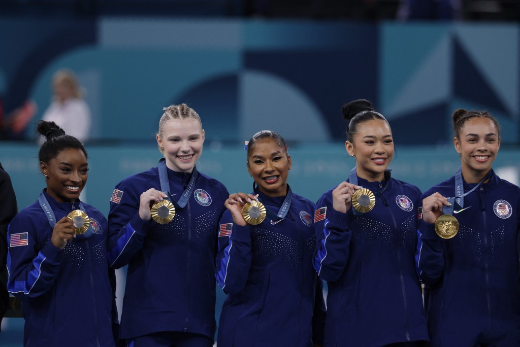 拜爾斯(中)率領美國奪巴黎奧運體操女子團體金牌。REUTERS