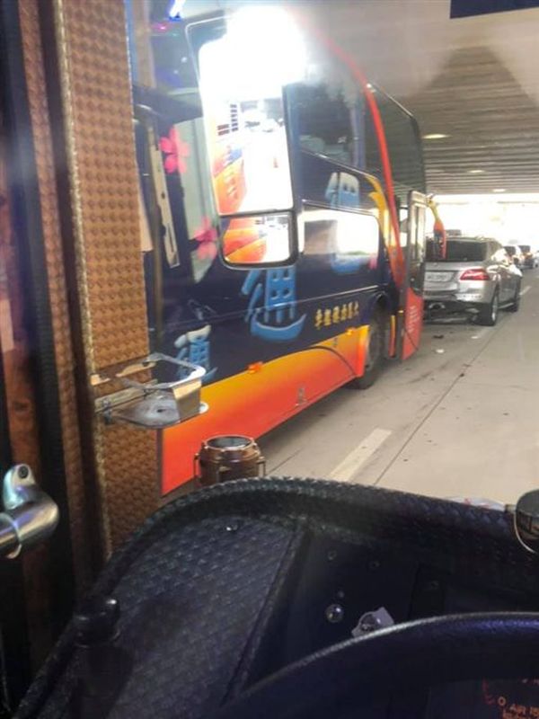 受到意外影響,造成車流一度嚴重回堵。圖:爆廢公社二館fb