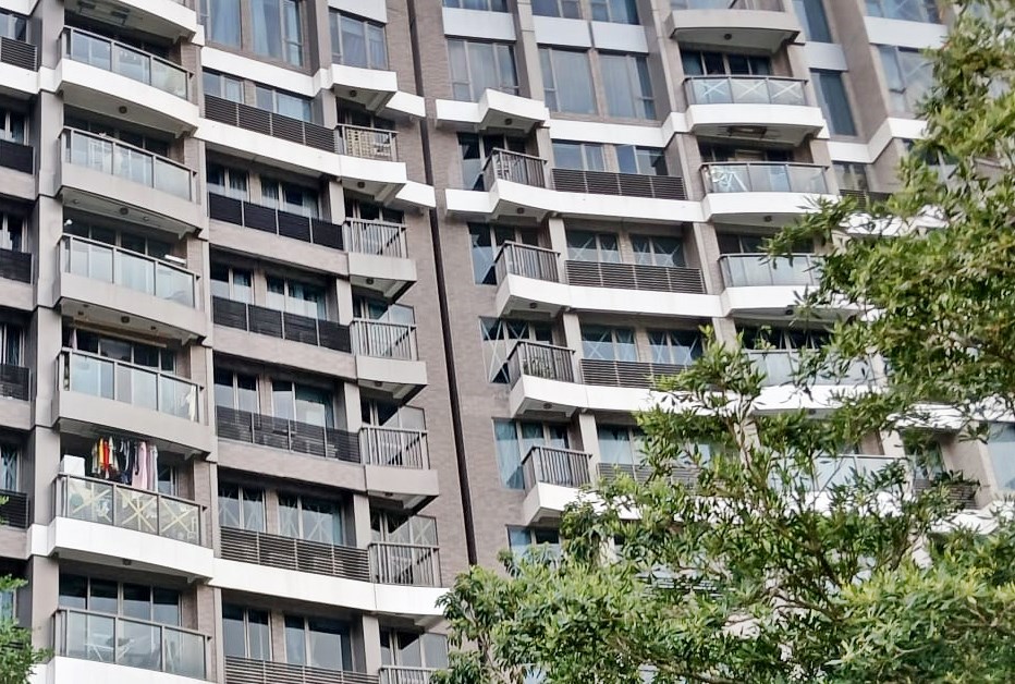 沿海濱長廊而建的海景豪宅，居民也都提升 防風戰力，不少單位早已貼上交叉形或米字 形的膠紙防風。