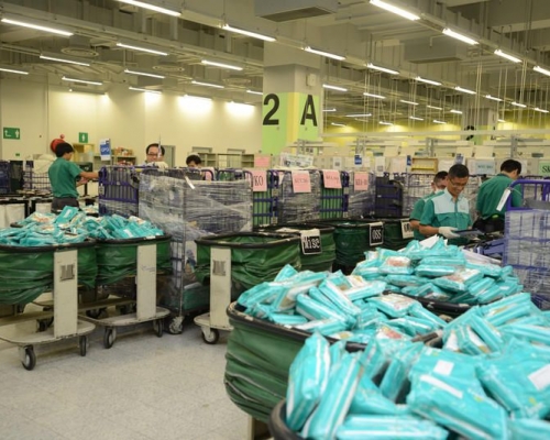 香港郵政表示，至今已處理並派遞逾30,000件口罩郵件。 資料圖片