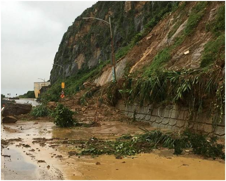 隧道口落石嚴重,道路中斷。