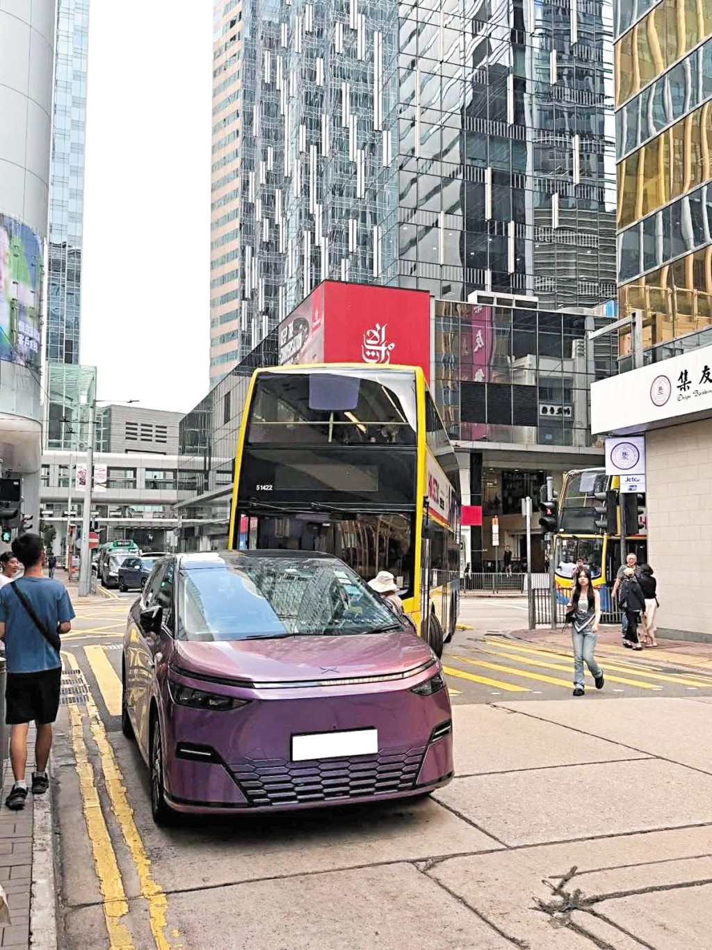 自私车主随处可见 乱泊车/乱停车/乱切线样样齐 守法司机随时被累抄牌? 自私车主随处可见 乱泊车/乱停车/乱切线样样齐 守法司机随时被累抄牌?