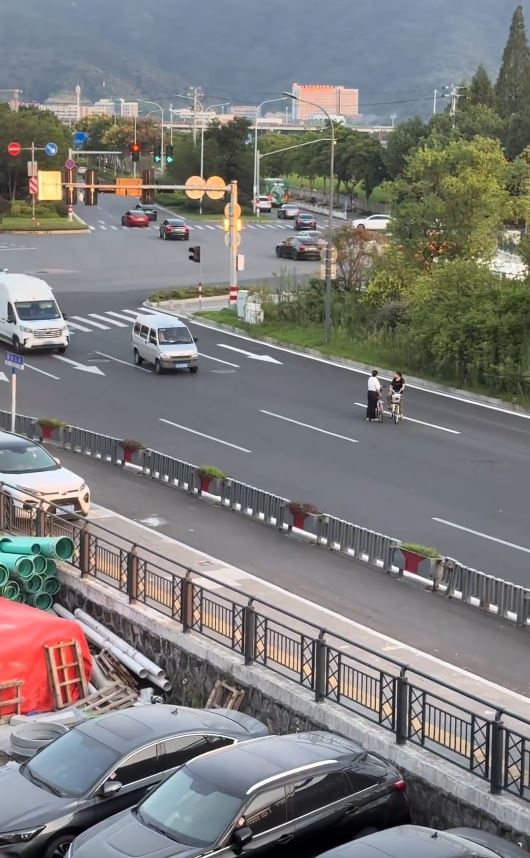 內地兩名大媽站在行車道吹水，玩命行徑惹來網民惡評。微博