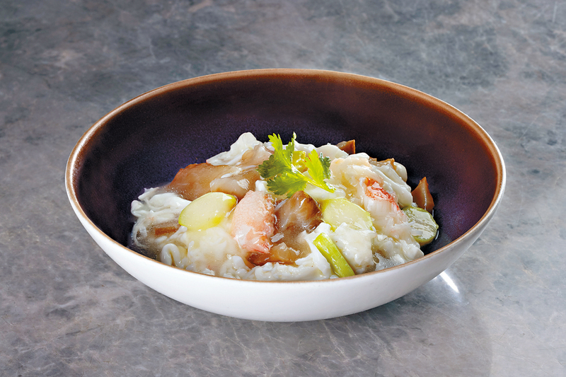 海參蟹肉芙蓉蛋白炒得嫩滑，加入爽彈海參和鮮美蟹肉，整道菜的口感和味道變得豐富。