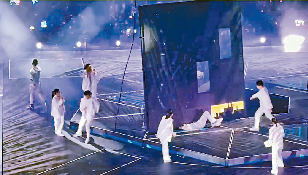 MIRROR演唱会7月28日巨型屏幕倒下至少砸伤两名舞蹈员，当中李启言颈椎被重创，至今仍然留医。(资料图片)