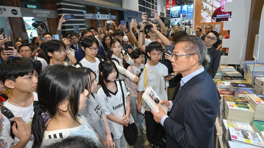 陳茂波向學生介紹輯錄了習近平主席談治國理政的著作。 陳茂波向學生介紹輯錄了習近平主席談治國理政的著作。